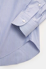 Fray Business Hemd Haifisch-Kragen 'Nello' graublau/weiß gestreift, Detailaufnahme von Manschette, Saum, Slim Fit, reine Baumwolle, glatter Griff, klassisches Streifenmuster, Haifisch-Kragen, klassische Sportmanschette, leicht gerundeter Saumverlauf.