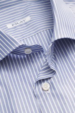 Fray Business Hemd Haifisch-Kragen 'Nello' graublau/weiß gestreift, Nahaufnahme von oben, reine Baumwolle, glatter Griff, Slim Fit.
