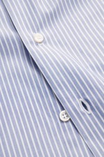 Fray Business Hemd Haifisch-Kragen "Nello" graublau/weiß gestreift, reine Baumwolle, glatter Griff, Slim Fit, Haifisch-Kragen, Sportmanschette, leicht gerundeter Saum, Detailaufnahme von vorne.
