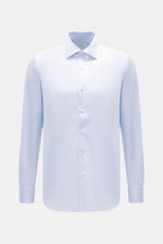 Frontal fotografiertes Fray Hemd Haifisch-Kragen 'Nello' pastellblau aus reiner Baumwolle, Slim Fit, Sportmanschette, gerundeter Saum.