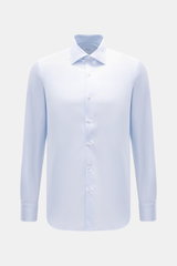 Frontal fotografiertes Fray Hemd Haifisch-Kragen 'Nello' pastellblau aus reiner Baumwolle, Slim Fit, Sportmanschette, gerundeter Saum.