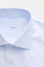 Fray Hemd Haifisch-Kragen 'Nello' pastellblau aus reiner Baumwolle mit Slim Fit, Sportmanschette, Saum, Nahaufnahme von oben.