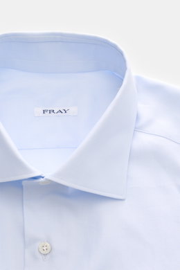 Fray Hemd Haifisch-Kragen 'Nello' pastellblau aus reiner Baumwolle mit Slim Fit, Sportmanschette, Saum, Nahaufnahme von oben.