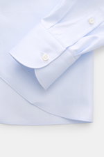 Fray Hemd Haifisch-Kragen 'Nello' pastellblau aus reiner Baumwolle, Slim Fit, Sportmanschette, gerundeter Saum, Detailaufnahme von Ärmel und Saum.