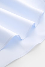 Fray Hemd Haifisch-Kragen 'Nello' pastellblau aus reiner Baumwolle, Slim Fit, Sportmanschette, gerundeter Saum, Detailaufnahme Stoffstruktur.