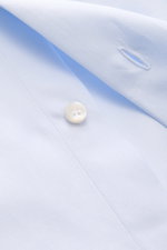 Fray Hemd Haifisch-Kragen 'Nello' pastellblau, Nahaufnahme von Knopf und Manschette, reine Baumwolle, Slim Fit, Sportmanschette, gerundeter Saum