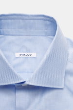 Fray Business Shirt Shark Collar 'Nello' light blue/white patterned, close-up front view, pure cotton, smooth feel, micro houndstooth pattern, Slim Fit, shark collar, classic sport cuff, slightly rounded hemline.