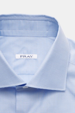 Fray Business Shirt Shark Collar 'Nello' light blue/white patterned, close-up front view, pure cotton, smooth feel, micro houndstooth pattern, Slim Fit, shark collar, classic sport cuff, slightly rounded hemline.
