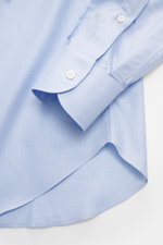 Fray Business Shirt Shark Collar 'Nello' light blue/white patterned shown from top side angle, pure cotton, smooth feel, micro houndstooth, Slim Fit, shark collar, classic sport cuff, slightly rounded hemline.