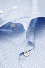 Close-up front-angle view of the Fray Business Shirt Shark Collar 'Nello' light blue/white patterned, showing pure cotton fabric with a smooth feel, micro houndstooth pattern, Slim Fit, shark collar, classic sport cuff, and slightly rounded hemline.