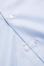 Fray Business Shirt Shark Collar 'Nello' light blue/white patterned shown close-up from top front angle, pure cotton, smooth feel, micro houndstooth pattern, Slim Fit, shark collar, classic sport cuff, slightly rounded hemline.