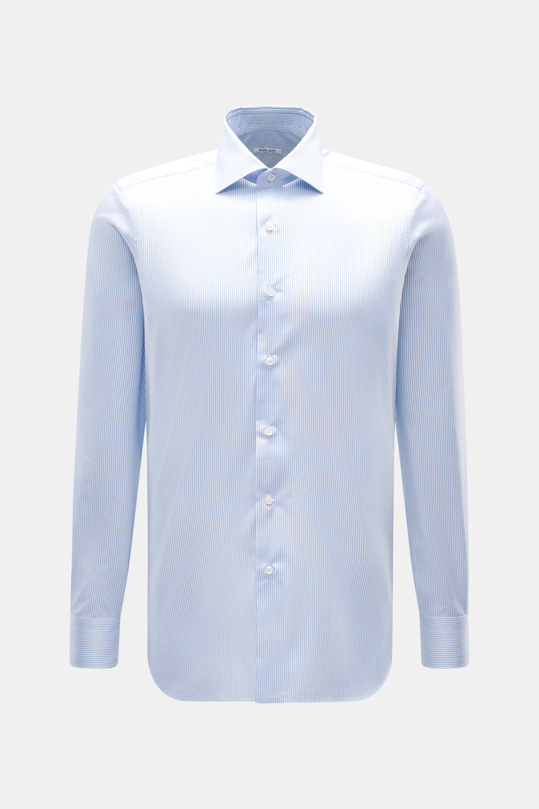 Frontal fotografiertes Fray Business Hemd Haifisch-Kragen 'Nello' hellblau/weiß gestreift, Slim Fit, reine Baumwolle, Sportmanschette.