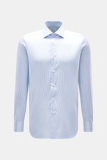Frontal fotografiertes Fray Business Hemd Haifisch-Kragen 'Nello' hellblau/weiß gestreift, Slim Fit, reine Baumwolle, Sportmanschette.