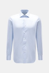 Frontal fotografiertes Fray Business Hemd Haifisch-Kragen 'Nello' hellblau/weiß gestreift, Slim Fit, reine Baumwolle, Sportmanschette.