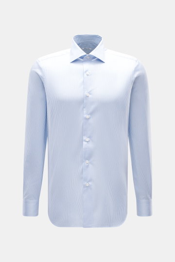 Fray Shirt shark collar 'Nello' light blue/white striped viewed frontally, slim fit pure cotton shirt with shark collar, sport cuff, slightly textured feel, and rounded hemline, ideal for warm office days.