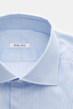Nahaufnahme des Fray Business Hemd Haifisch-Kragen 'Nello' hellblau/weiß gestreift von oben mit Fokus auf Haifischkragen, reine Baumwolle, Slim Fit, klassische Sportmanschette und leicht gerundeter Saum.