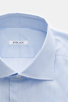 Nahaufnahme des Fray Business Hemd Haifisch-Kragen 'Nello' hellblau/weiß gestreift von oben mit Fokus auf Haifischkragen, reine Baumwolle, Slim Fit, klassische Sportmanschette und leicht gerundeter Saum.