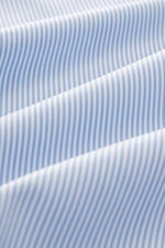 Fray Business Hemd Haifisch-Kragen 'Nello' hellblau/weiß gestreift, Detailfoto Stoffstruktur, reine Baumwolle, Slim Fit, Sportmanschette, Saum.