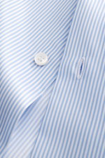 Fray Business Hemd Haifisch-Kragen 'Nello' hellblau/weiß gestreift, Nahaufnahme von Knopf, Knopfloch, reine Baumwolle, Slim Fit, Sportmanschette, gerundeter Saum.