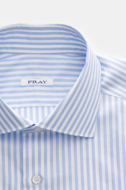 Close-up front view of Fray Shirt shark collar 'Nello' light blue/white striped, pure cotton, slim fit, with classic sport cuff, textured feel, and rounded hemline, a timeless office essential for warm days.