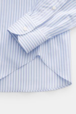 Fray Shirt shark collar 'Nello' light blue/white striped shown from above, highlighting slim fit cuff and rounded hemline, pure cotton.