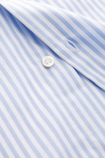 Close-up front view of Fray Shirt shark collar 'Nello' light blue/white striped, made of pure cotton with a slightly textured feel, slim fit buttoned detail.  
<p>FRAY impresses with the shirt 'Nello', made from pure cotton – a timeless essential for the 