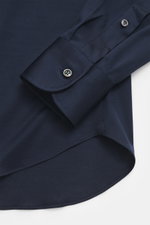 Close-up view of the cuff and hem of the Fray Jersey shirt kent collar 'Gabriel' navy, pure cotton, soft touch, slim fit, kent collar, classic sport cuff, back waist darts, and extended back.