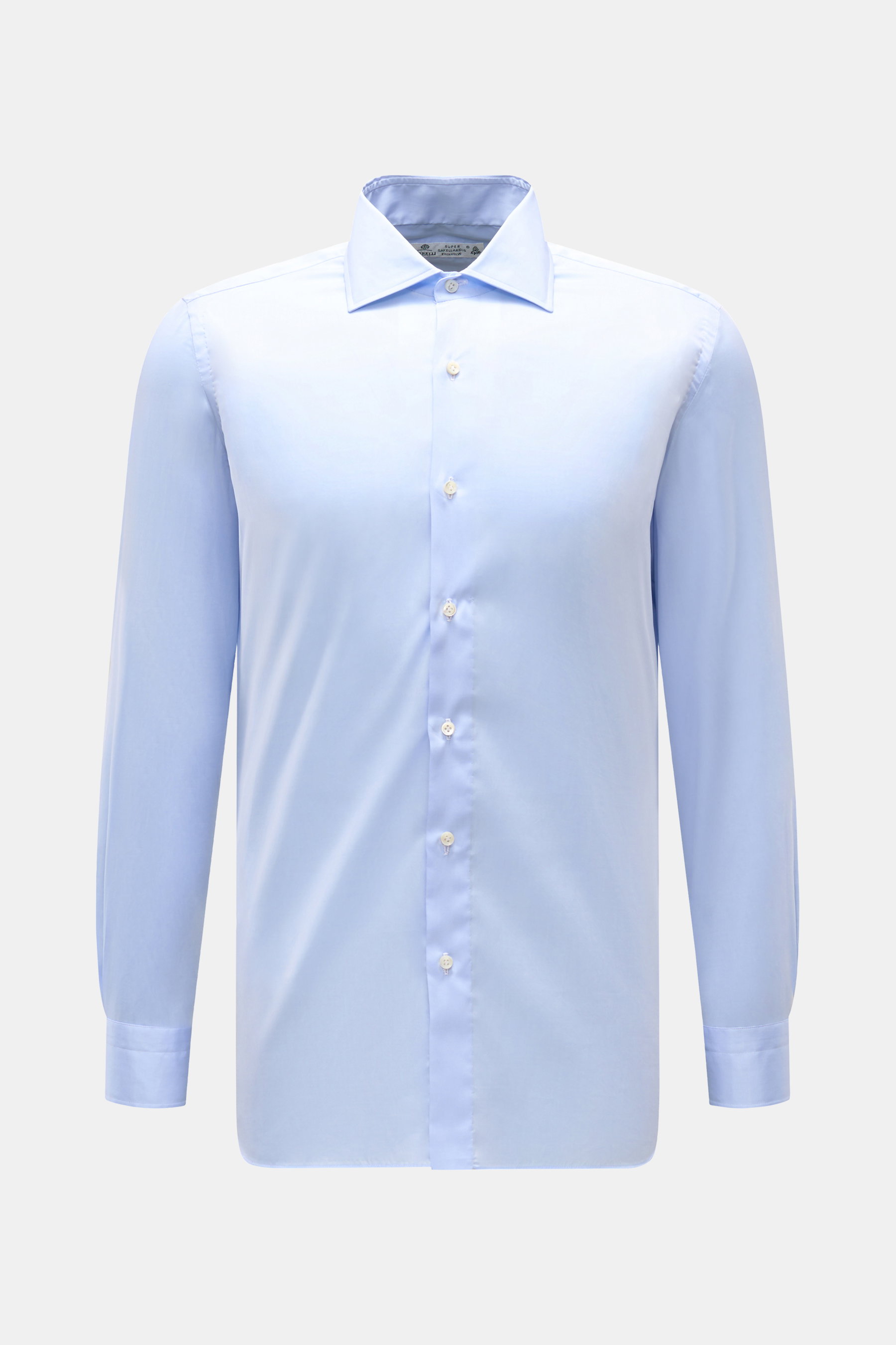 Borrelli Business Hemd 'Luciano' Haifisch-Kragen hellblau, frontal, Popeline aus reiner Baumwolle, leichter Griff, zeitloses Streifenmuster, Slim Fit, französische Knopfleiste mit Perlmuttknöpfen, klassische Sportmanschette, gerundeter Saumverlauf.