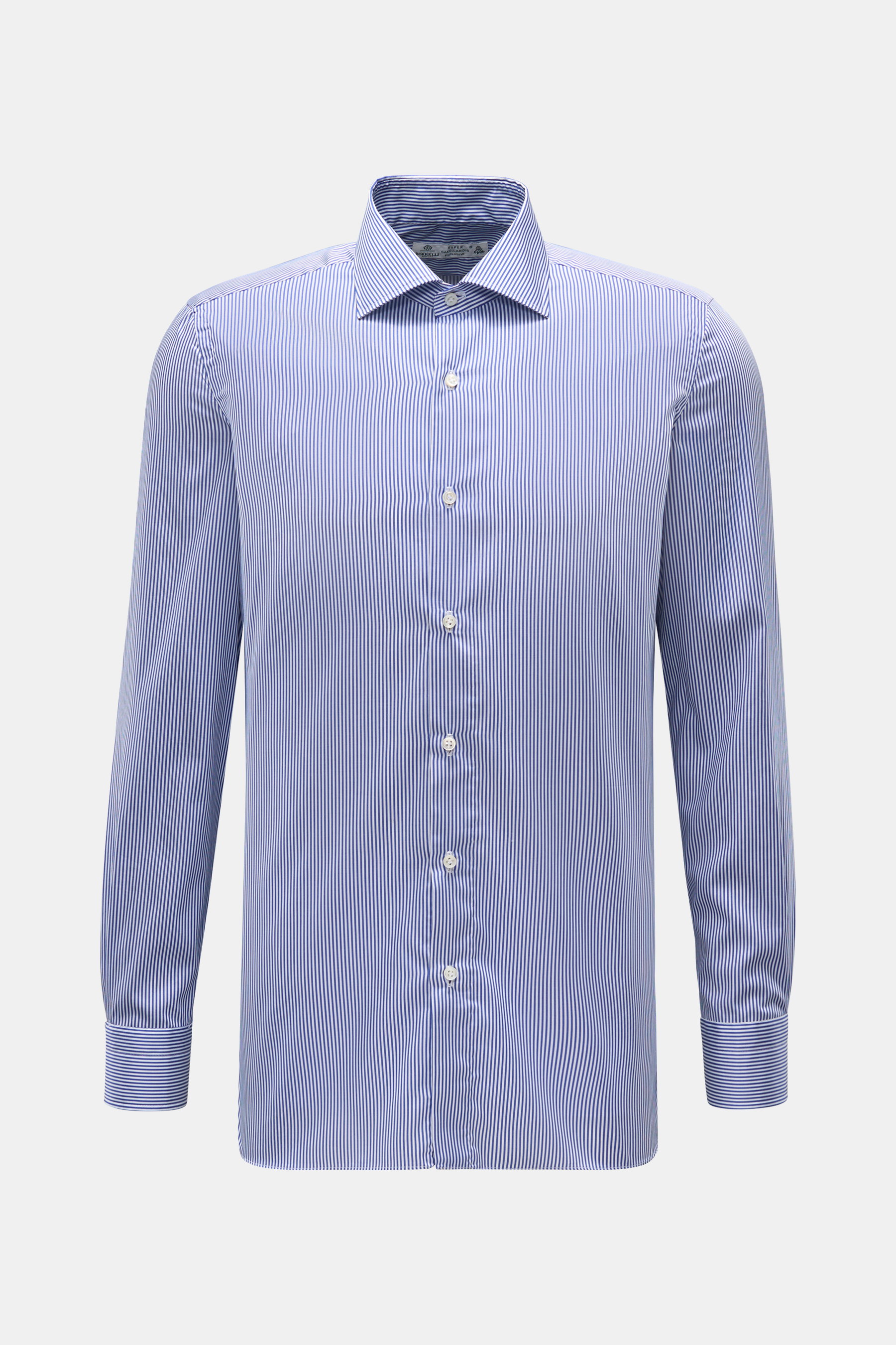 Borrelli Business Hemd 'Luciano' Haifisch-Kragen navy/weiß gestreift, Slim Fit, Popeline aus Baumwolle, glatter Griff, französische Knopfleiste, Sportmanschette, gerundeter Saum, frontale Ansicht.