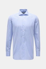 Borrelli Business Hemd 'Nando' Haifisch-Kragen blau/weiß gestreift, frontale Ansicht, Popeline aus reiner Baumwolle, leichter glatter Griff, klassisches Streifenmuster, Slim Fit, französische Knopfleiste mit Perlmuttknöpfen, klassische Sportmanschette, ge