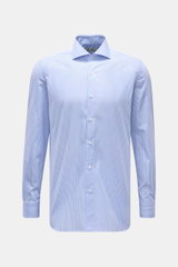 Borrelli Business Hemd 'Nando' Haifisch-Kragen blau/weiß gestreift, frontale Ansicht, Popeline aus reiner Baumwolle, leichter glatter Griff, klassisches Streifenmuster, Slim Fit, französische Knopfleiste mit Perlmuttknöpfen, klassische Sportmanschette, ge