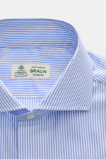 Borrelli Business Hemd 'Nando' Haifisch-Kragen blau/weiß gestreift, Popeline, leichter Griff, Slim Fit, Perlmuttknöpfe, Sportmanschette, gerundeter Saum, Frontansicht.
