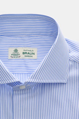 Borrelli Business Hemd 'Nando' Haifisch-Kragen blau/weiß gestreift, Popeline, leichter Griff, Slim Fit, Perlmuttknöpfe, Sportmanschette, gerundeter Saum, Frontansicht.