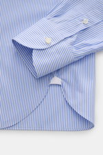 Blick auf Manschette und gerundeten Saum des Borrelli Business Hemd 'Nando' Haifisch-Kragen blau/weiß gestreift, Popeline Baumwolle, Slim Fit, Perlmuttknöpfe, klassisches Streifenmuster, französische Knopfleiste, Sportmanschette, leichter glatter Griff.