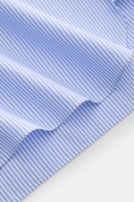 Borrelli Business Hemd 'Nando' Haifisch-Kragen blau/weiß gestreift, Popeline Baumwolle, leichter Griff, klassisches Streifenmuster, Slim Fit, Haifisch-Kragen, Perlmuttknöpfe, Sportmanschette, gerundeter Saum, Nahaufnahme Stoffkante.