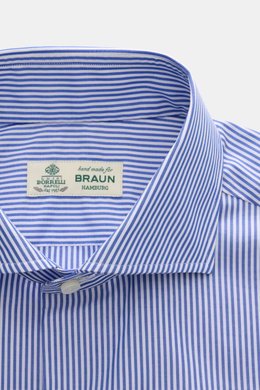 Borrelli Business Hemd 'Nando' Haifisch-Kragen dunkelblau/weiß gestreift, Popeline reine Baumwolle, leichter Griff, Slim Fit, französische Knopfleiste, Sportmanschette, gerundeter Saum, Detailansicht Kragen frontal.