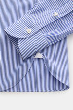 Borrelli Business Hemd 'Nando' Haifisch-Kragen dunkelblau/weiß gestreift, Nahaufnahme von Manschette und gerundetem Saum, Popeline, Slim Fit, Perlmuttknöpfe.
