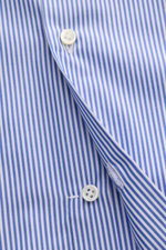 Borrelli Business Hemd 'Nando' Haifisch-Kragen dunkelblau/weiß gestreift, Nahaufnahme der Knopfleiste, Popeline aus reiner Baumwolle, leichter glatter Griff, klassisches Streifenmuster, Slim Fit, Haifisch-Kragen, französische Knopfleiste mit Perlmuttknöpf