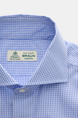 Close-up front view of Borrelli Business shirt 'Nando' shark collar blue/white checked, pure cotton popeline, light smooth touch, classic striped pattern, slim fit, French button placket with mother-of-pearl buttons, classic barrel cuffs, rounded hem.