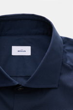 Nahaufnahme eines navyfarbenen BRAUN Hamburg Business Hemd Haifisch-Kragen, von oben fotografiert, Popeline aus reiner Baumwolle, glatter Griff, Extra Slim Fit, Haifisch-Kragen, französische Knopfleiste, klassische Sportmanschette, rückwärtige Taillenabnä