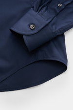 Nahaufnahme des Ärmels und Saums vom BRAUN Hamburg Business Hemd Haifisch-Kragen navy, Popeline Baumwolle, glatter Griff, Extra Slim Fit, französische Knopfleiste, klassische Sportmanschette, rückwärtige Taillenabnäher, gerundeter Saumverlauf.