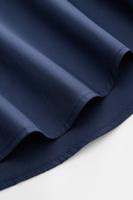 BRAUN Hamburg Business Hemd Haifisch-Kragen navy Detailaufnahme des gerundeten Saumverlaufs aus Popeline, reine Baumwolle, glatter Griff, Extra Slim Fit, Haifisch-Kragen, französische Knopfleiste, klassische Sportmanschette, rückwärtige Taillenabnäher.