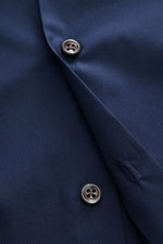 Nahaufnahme des BRAUN Hamburg Business Hemd Haifisch-Kragen navy mit Popeline aus reiner Baumwolle, glattem Griff, Extra Slim Fit, sichtbaren Knöpfen und französischer Knopfleiste.