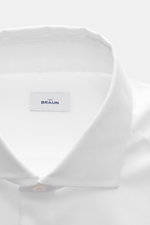 Close-up front view of the BRAUN Hamburg Business Hemd Haifisch-Kragen weiß showing fine cotton gabardine fabric, soft touch, extra slim fit, shark collar, French placket, classic sport cuffs, and rounded hem.