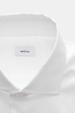 Close-up front view of the BRAUN Hamburg Business Hemd Haifisch-Kragen weiß showing fine cotton gabardine fabric, soft touch, extra slim fit, shark collar, French placket, classic sport cuffs, and rounded hem.