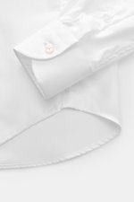 Close-up image from above showing the cuff and rounded hem of the BRAUN Hamburg Business Hemd Haifisch-Kragen weiß, made of fine cotton gabardine, with a soft feel, extra slim fit, shark collar, French button placket, classic sport cuff, and rounded hemli