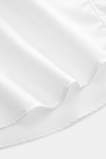 Close-up front view of the rounded hem of the BRAUN Hamburg Business Hemd Haifisch-Kragen weiß, made of feiner Gabardine aus Baumwolle, weicher Griff, Extra Slim Fit, Haifisch-Kragen, französische Knopfleiste, klassische Sportmanschette, gerundeter Saumve