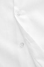 Close-up front angled view of the BRAUN Hamburg Business Hemd Haifisch-Kragen weiß, featuring fine cotton gabardine, soft touch, Extra Slim Fit, shark collar, French button placket, classic sport cuff, and rounded hem.