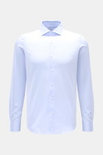 Frontansicht des hellblauen BRAUN Hamburg Business Hemd Haifisch-Kragen aus feiner Baumwoll-Gabardine, Extra Slim Fit, glattem Griff, französischer Knopfleiste, klassischer Sportmanschette und gerundetem Saumverlauf.