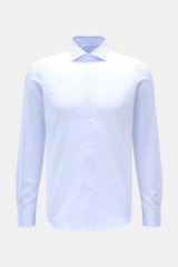Frontansicht des hellblauen BRAUN Hamburg Business Hemd Haifisch-Kragen aus feiner Baumwoll-Gabardine, Extra Slim Fit, glattem Griff, französischer Knopfleiste, klassischer Sportmanschette und gerundetem Saumverlauf.